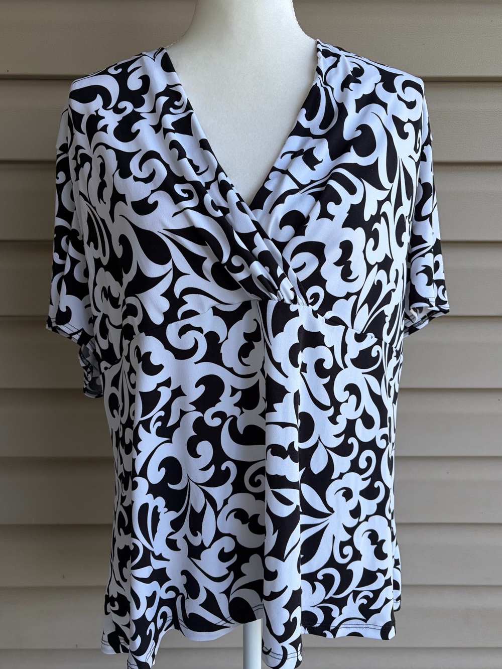 •Worthington• Stretch Black/White Scroll Print Surplice Blouse - Size 3X